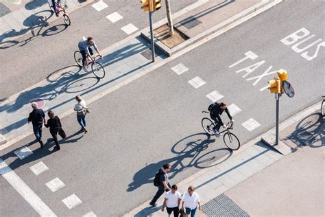 自転車 徒歩の何倍 - 移動手段の進化と都市生活の変容