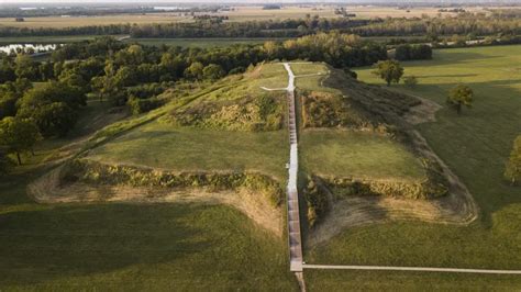 The Collapse of Cahokia: A Monumental Mississippian Urban Center Crumbles Beneath Shifting Ecological and Social Pressures